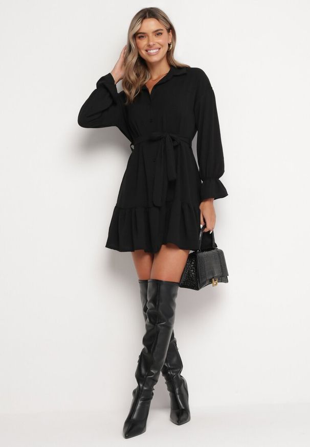 Born2be - Czarna Koszulowa Sukienka z Wiązanym Paskiem Stevania. Kolor: czarny. Materiał: materiał. Typ sukienki: koszulowe. Długość: mini