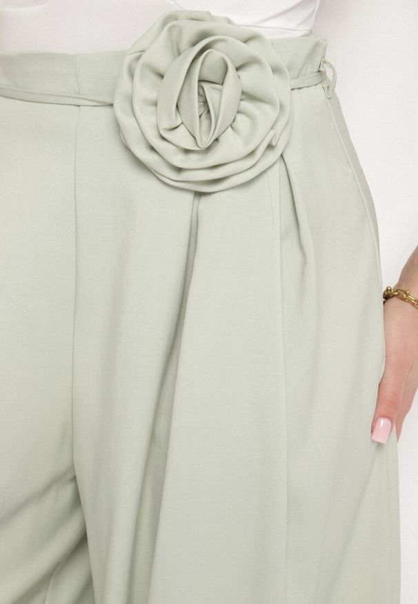 Born2be - Zielone Szerokie Spodnie z Wysokim Stanem Ozdobione Kwiatem 3D Firicelle. Okazja: na co dzień. Stan: podwyższony. Kolor: zielony. Wzór: aplikacja, kwiaty. Styl: klasyczny, casual