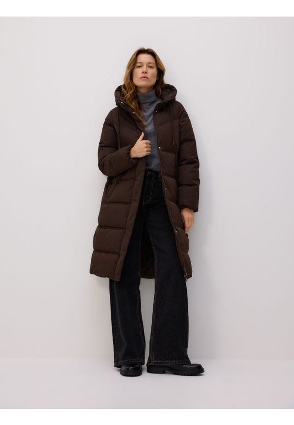 Reserved - Długa kurtka z kapturem - ciemnobrązowy. Typ kołnierza: kaptur. Kolor: brązowy. Materiał: tkanina. Długość: długie