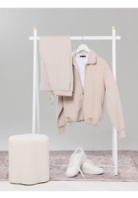 Sinsay - Rozpinana bluza ze stójką - beżowy. Typ kołnierza: kołnierzyk stójkowy. Kolor: beżowy. Materiał: dzianina, wiskoza