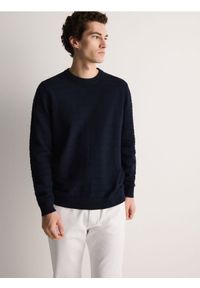 Reserved - Bawełniany sweter w paski - granatowy. Kolor: niebieski. Materiał: bawełna. Wzór: paski