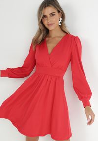 Born2be - Czerwona Sukienka Kopertowa Taliowana Maecenus. Okazja: na co dzień. Typ kołnierza: dekolt w serek. Kolor: czerwony. Materiał: wiskoza. Typ sukienki: kopertowe. Styl: elegancki, casual #1