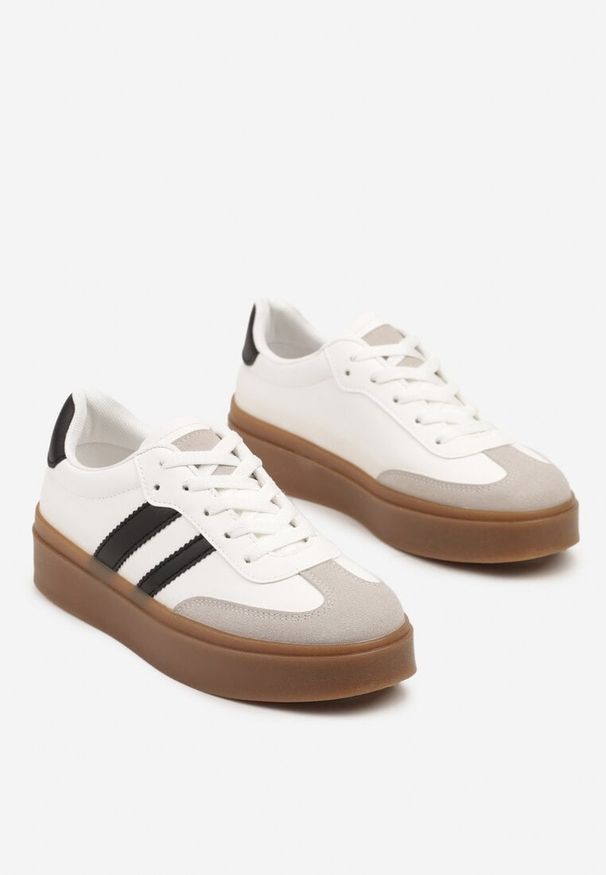 Born2be - Biało-Czarne Sneakersy w Stylu Kultowych Tenisówek na Grubej Podeszwie Carilne. Okazja: na co dzień. Kolor: biały. Materiał: jeans
