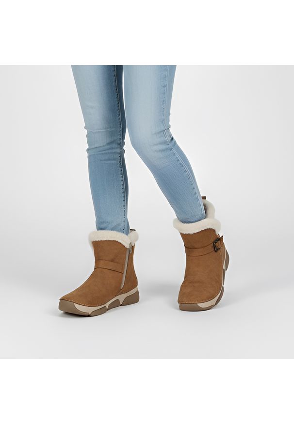 Śniegowce damskie Rieker, futerko na solidnej podeszwie i zapinane na suwak, brązowe, 45966-20. Zapięcie: klamry. Kolor: brązowy. Materiał: futro. Szerokość cholewki: normalna. Sezon: zima. Styl: elegancki, sportowy