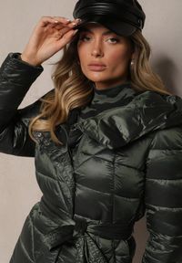 Renee - Zielona Kurtka Pikowana o Długim Kroju z Kapturem Ozdobiona Wiązaniem w Talii Anselith. Typ kołnierza: kaptur. Kolor: zielony. Materiał: jeans. Długość: długie. Wzór: aplikacja. Styl: elegancki #4
