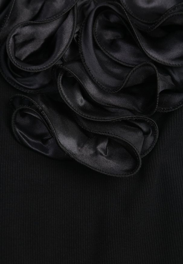 Born2be - Czarne Bawełniane Body z Dekoltem w Serek Ozdobione Falbankami Qoadia. Okazja: na co dzień, do pracy, na spotkanie biznesowe. Typ kołnierza: dekolt w serek, kołnierz z falbankami. Kolor: czarny. Materiał: bawełna. Wzór: aplikacja. Styl: casual, biznesowy, elegancki