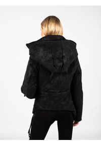 La Haine Inside Us Kurtka "LW643" | A23314PLW643 | Kobieta | Czarny. Okazja: na co dzień. Typ kołnierza: kaptur. Kolor: czarny. Materiał: poliester. Styl: casual #2