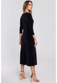 MOE - Sukienka welurowa rozkloszowana rękaw 3/4 bawełniana granat. Okazja: na imprezę. Materiał: bawełna, welur. Długość rękawa: długi rękaw. Typ sukienki: rozkloszowane, w kształcie A. Styl: elegancki, klasyczny. Długość: midi #3