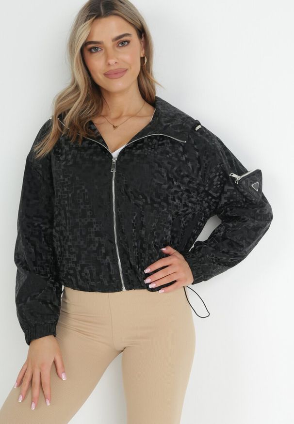 Born2be - Czarna Lekka Kurtka z Kapturem i Saszetką na Rękawie Vanella. Typ kołnierza: kaptur. Kolor: czarny. Wzór: aplikacja