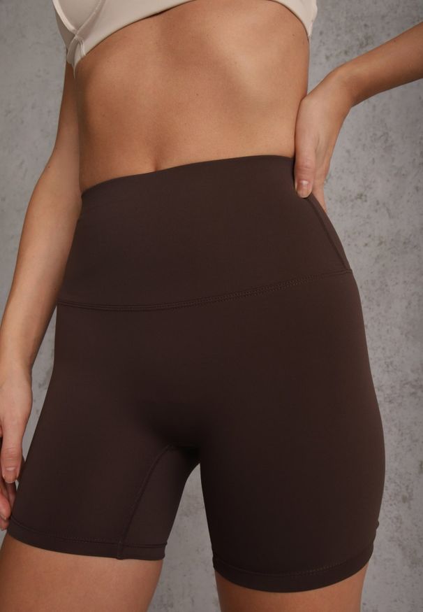 Renee - Brązowe Szorty Biker Shorts High Waist z Przeszyciem w Talii Phisera. Okazja: na co dzień. Stan: podwyższony. Kolor: brązowy. Długość: krótkie. Styl: casual, retro, sportowy
