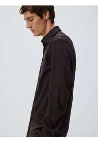 Reserved - Koszula regular z bawełny egipskiej - ciemnobrązowy. Kolor: brązowy. Materiał: bawełna