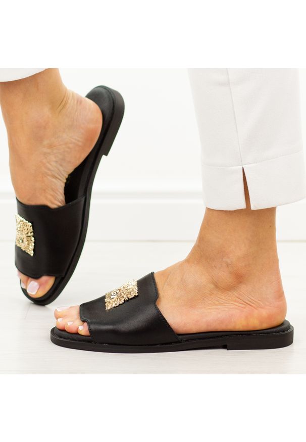 Czarne skórzane płaskie klapki damskie Cambell 19454. Okazja: na co dzień. Kolor: czarny. Materiał: skóra. Wzór: aplikacja. Sezon: wiosna, lato. Obcas: na płaskiej podeszwie. Styl: elegancki, casual