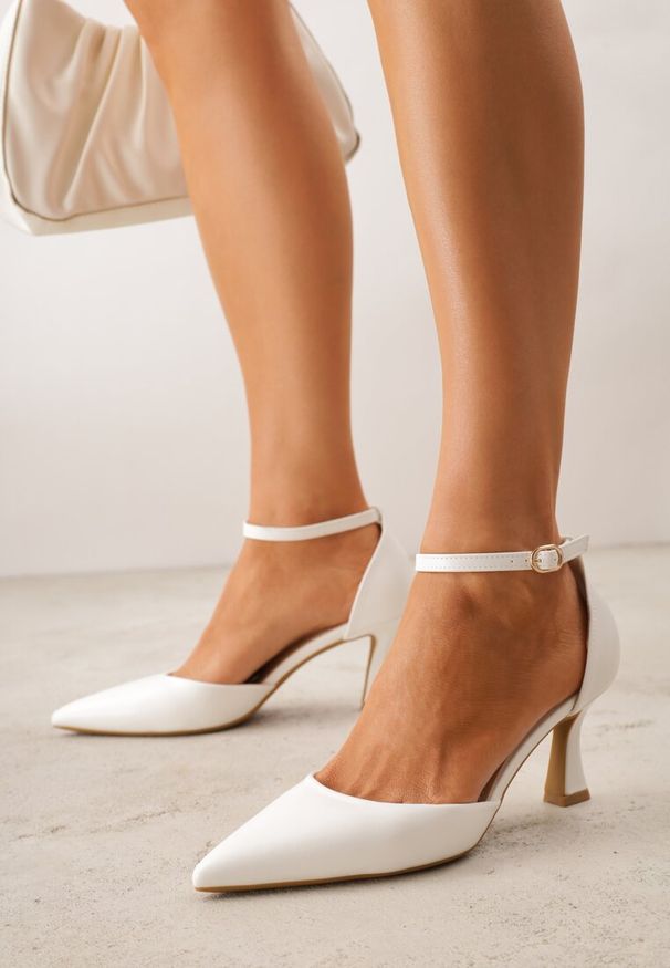 Renee - Białe Czółenka Vices na Klepsydrze z Noskiem w Szpic i Klamerką Nusithia. Okazja: na co dzień. Zapięcie: sprzączka. Kolor: biały. Materiał: jeans. Styl: elegancki, casual