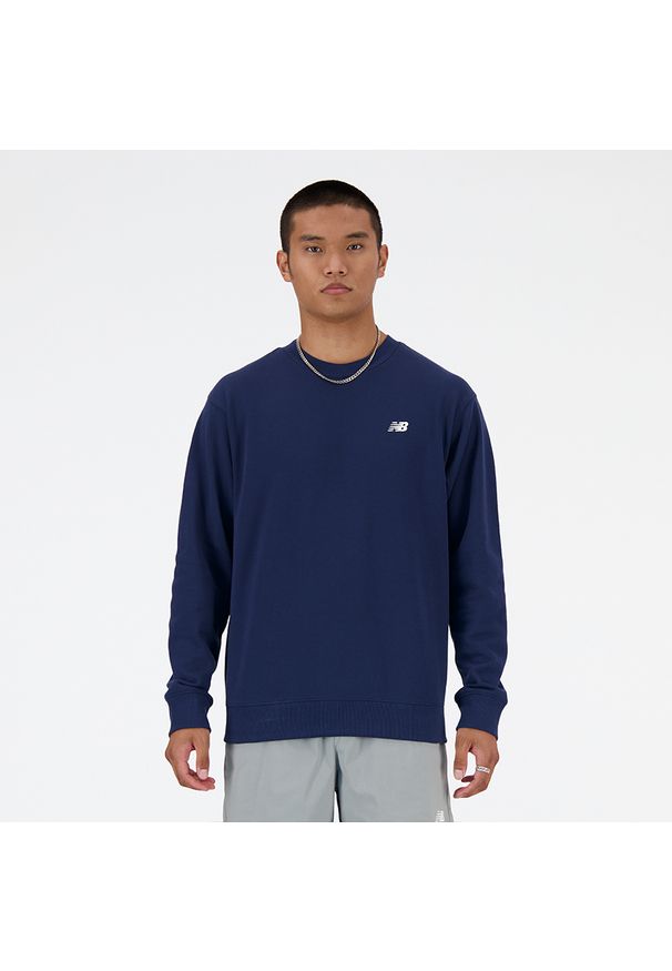 Bluza męska New Balance MT41507NNY – granatowa. Kolor: niebieski. Materiał: tkanina, dresówka, poliester, bawełna. Wzór: aplikacja, napisy, haft