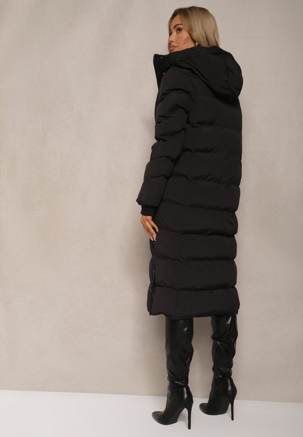 Renee - Czarna Pikowana Kurtka o Długim Kroju z Kapturem i Ściągaczami Zapinana z Boku na Napy Siarielia. Okazja: na co dzień. Typ kołnierza: kaptur. Kolor: czarny. Materiał: wełna, jeans. Długość: długie. Styl: casual, elegancki