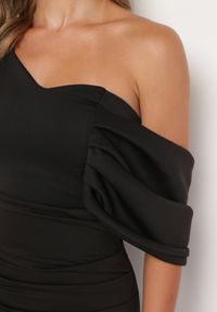 Born2be - Czarna Sukienka Koktajlowa z Asymetryczną Górą i Ozdobnym Marszczeniem Flamelia. Okazja: na co dzień, na imprezę. Kolor: czarny. Materiał: dzianina. Typ sukienki: asymetryczne. Styl: wizytowy #7
