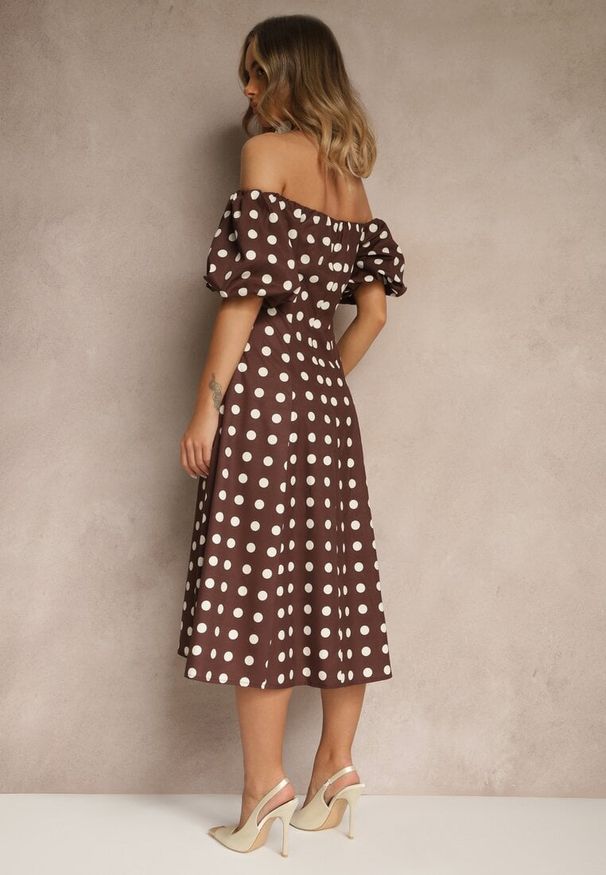 Renee - Brązowa Sukienka Hiszpanka Vices w Kropki o Rozkloszowanym Kroju Zilua. Typ kołnierza: dekolt hiszpanka. Kolor: brązowy. Materiał: materiał. Wzór: kropki. Styl: retro