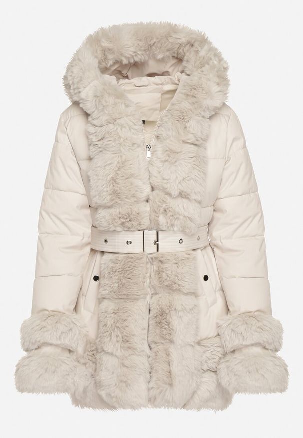 Born2be - Jasnobeżowa Taliowana Kurtka z Paskiem Kapturem i Ozdobnym Futrem Rainaria. Okazja: do pracy, na co dzień, na spotkanie biznesowe. Kolor: beżowy. Materiał: futro. Styl: casual, retro, elegancki, biznesowy