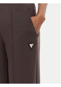 Guess Spodnie dresowe V6YB18 K4315 Brązowy Regular Fit. Kolor: brązowy. Materiał: syntetyk #2