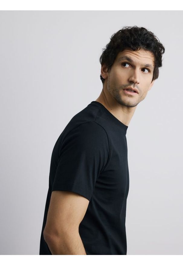 Reserved - Bawełniany t-shirt regular - czarny. Kolor: czarny. Materiał: bawełna