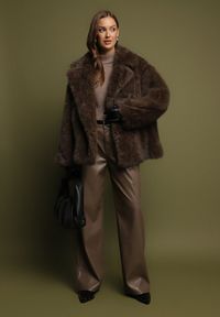 Born2be - Brązowa Dwurzędowa Kurtka Futerko o Fasonie Oversize Asinella. Okazja: na randkę, na spacer, na co dzień. Kolor: brązowy. Materiał: futro. Styl: casual #4