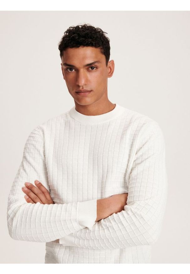 Reserved - Sweter z waflowym splotem - złamana biel. Materiał: dzianina, bawełna. Wzór: ze splotem