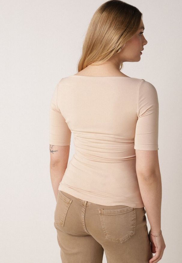 Born2be - Beżowy Wiskozowy T-shirt o Dopasowanym Kroju z Dekoltem w Łódkę Idahphaeia. Okazja: na co dzień, do pracy, na spotkanie biznesowe. Kolor: beżowy. Materiał: wiskoza. Wzór: aplikacja. Styl: biznesowy, klasyczny, casual