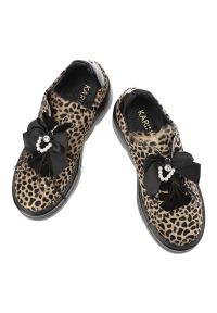 Sneakersy damskie Karino, skórzane w panterkę na wysokiej platformie z kokardą z okrągłym noskiem, beżowo-czarne naplak, 5726-043-P. Okazja: na co dzień. Nosek buta: okrągły. Kolor: czarny. Materiał: skóra. Wzór: motyw zwierzęcy. Obcas: na platformie. Styl: casual #5