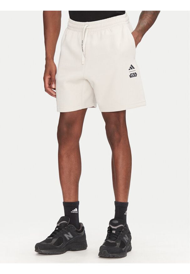 Adidas - adidas Szorty sportowe Star Wars The Mandalorian™ JI5721 Beżowy Regular Fit. Kolor: beżowy. Materiał: bawełna, syntetyk. Wzór: motyw z bajki. Styl: sportowy