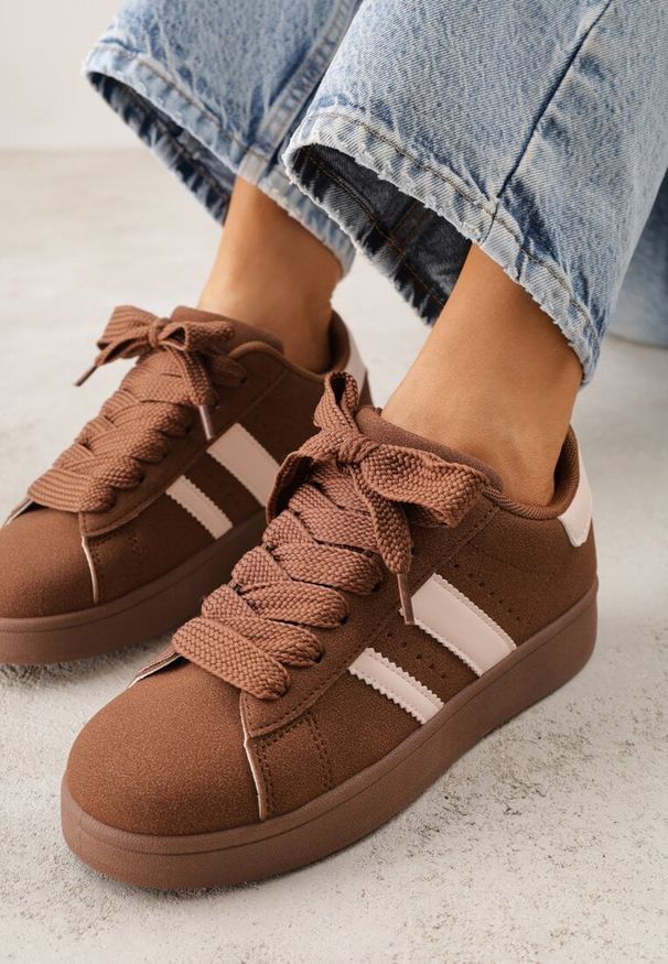 Born2be - Brązowo-Białe Sneakersy z Ozdobnymi Naszywkami z Boku Galdexis. Okazja: na spacer, na co dzień. Kolor: brązowy. Wzór: aplikacja. Sport: turystyka piesza