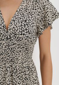 Born2be - Czarny Kombinezon Aedinna. Kolor: czarny. Materiał: tkanina, jeans, wiskoza. Długość rękawa: krótki rękaw. Długość: krótkie. Wzór: kwiaty #6