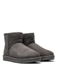 Ugg - UGG W Classic Mini II Buty zimowe damskie. Okazja: na plażę. Kolor: szary. Materiał: materiał. Sezon: zima. Styl: młodzieżowy