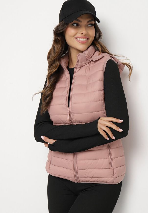 Born2be - Różowa Pikowana Kamizelka z Odpinanym Kapturem Mailika. Okazja: na co dzień, na spotkanie biznesowe, na spacer. Kolor: różowy. Materiał: jeans. Styl: biznesowy, elegancki, casual