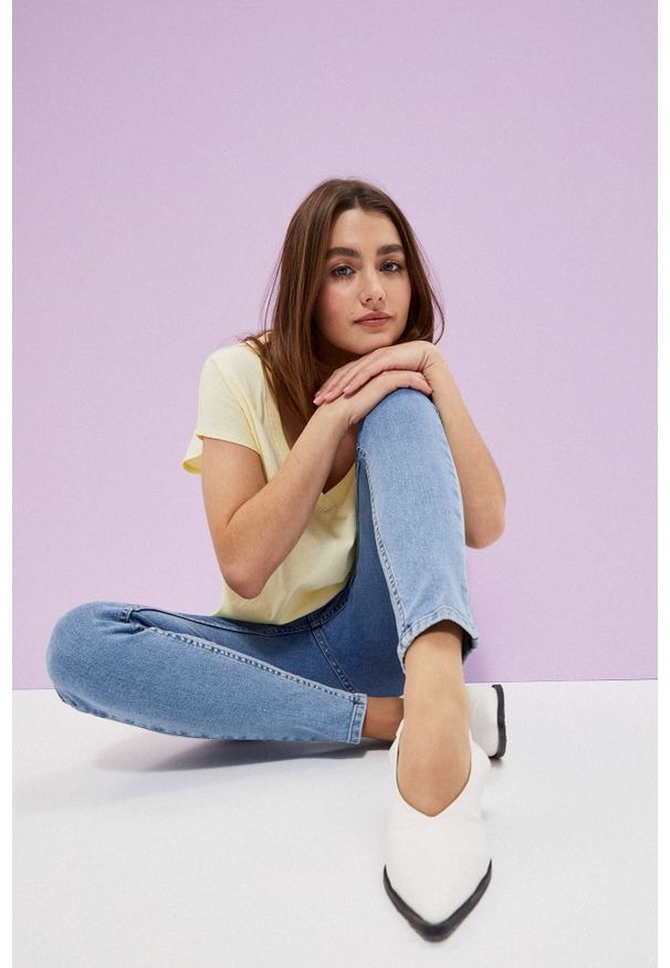 MOODO - Jeansy high waist. Stan: podwyższony. Długość: długie. Wzór: gładki