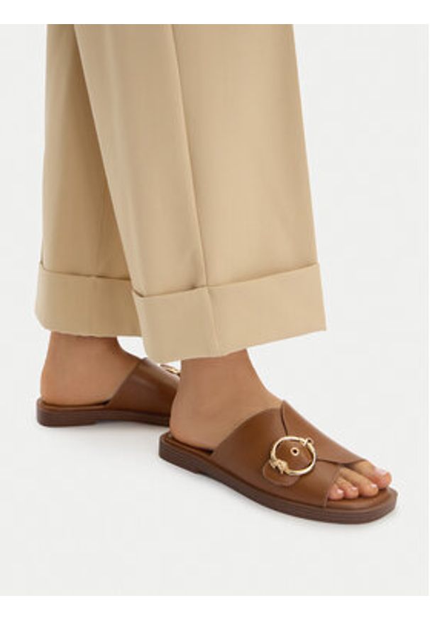 U.S. Polo Assn. Klapki EO-MARINA002W/6Y1 Brązowy. Kolor: brązowy. Materiał: materiał