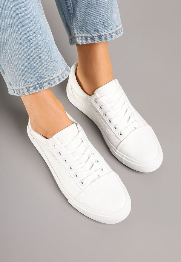 Born2be - Białe Tenisówki Trampki pod Kostkę z Ozdobnym Paskiem Wiolana. Okazja: na co dzień. Zapięcie: pasek. Kolor: biały. Materiał: jeans. Styl: casual