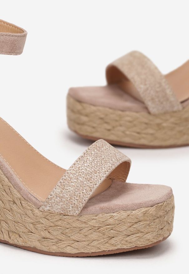 Renee - Ciemnobeżowe Plecione Sandały na Koturnie i Platformie z Ozdobnym Paskiem Zete. Okazja: na spacer. Zapięcie: pasek. Kolor: beżowy. Wzór: aplikacja. Sezon: lato. Obcas: na koturnie. Styl: elegancki