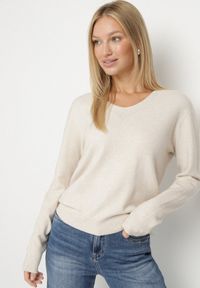 Born2be - Beżowy Sweter z Wiskozą i Wełną z Dekoltem w Serek Claida. Okazja: na co dzień. Typ kołnierza: dekolt w serek. Kolor: beżowy. Materiał: wełna, wiskoza. Styl: casual #5