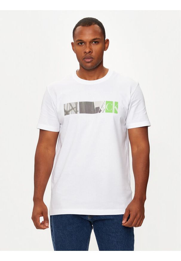 Calvin Klein Jeans T-Shirt City Block J30J326865 Biały Regular Fit. Kolor: biały. Materiał: bawełna