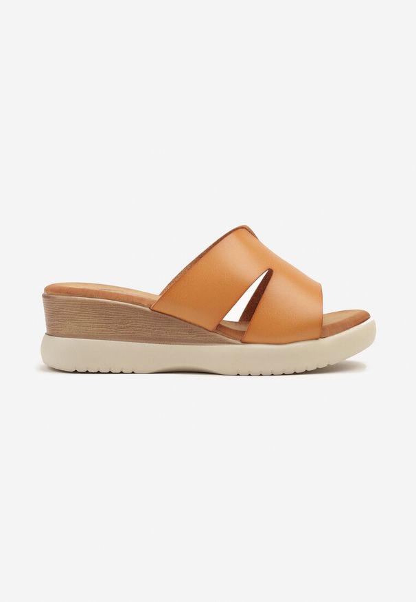 Renee - Jasnobrązowe Klapki na Koturnie z Cholewką Zdobioną Wycięciami Zerelle. Kolor: brązowy. Wzór: aplikacja. Obcas: na koturnie. Styl: elegancki