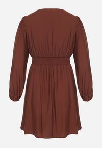 Born2be - Brązowa Rozkloszowana Sukienka z Marszczeniem w Talii i Dekoltem w Serek Salindea. Okazja: na co dzień. Typ kołnierza: dekolt w serek. Kolekcja: plus size. Kolor: brązowy. Długość rękawa: długi rękaw. Typ sukienki: dla puszystych. Styl: casual, elegancki #7