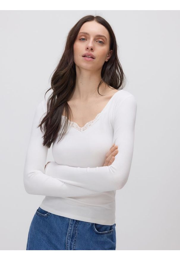 Reserved - Bluzka z koronką - biały. Kolor: biały. Materiał: koronka. Wzór: koronka