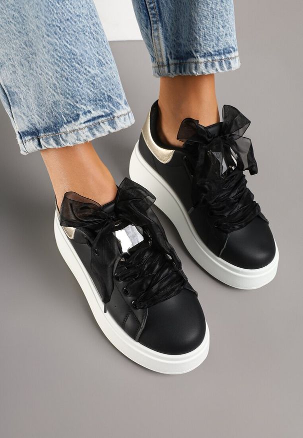 Renee - Czarne Sneakersy z Cyrkoniami Vivioriana. Okazja: na co dzień. Kolor: czarny. Materiał: jeans. Wzór: aplikacja. Obcas: na obcasie. Wysokość obcasa: średni