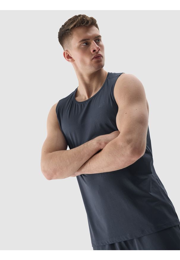 4f - Tank top treningowy regular z materiału z recyklingu męski - granatowy. Kolor: niebieski. Materiał: materiał. Wzór: jednolity, ze splotem, gładki. Sport: fitness