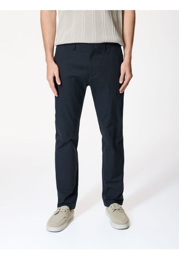 Reserved - Spodnie chino slim fit - ciemnoszary. Kolor: szary. Materiał: bawełna, tkanina