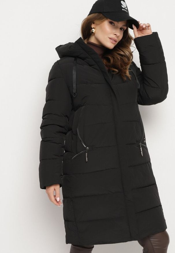 Born2be - Czarna Pikowana Kurtka z Kapturem i Wysokim Kołnierzem Avalentura. Okazja: na spacer, na co dzień. Typ kołnierza: kaptur. Kolor: czarny. Materiał: jeans. Sezon: zima. Styl: casual, klasyczny