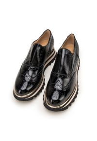 Wittchen - Damskie wsuwane sneakersy z lakierowanej skóry czarne. Zapięcie: bez zapięcia. Kolor: czarny. Materiał: skóra, lakier. Szerokość cholewki: normalna. Wzór: aplikacja. Obcas: na platformie #2
