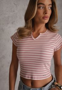 Renee - Różowy Crop Top Bawełny z Prążkowanej Dzianiny w Paski Ozdobiony Wycięciem Ionilla. Okazja: na co dzień. Kolor: różowy. Materiał: bawełna, prążkowany, dzianina. Wzór: aplikacja, paski. Styl: casual #5