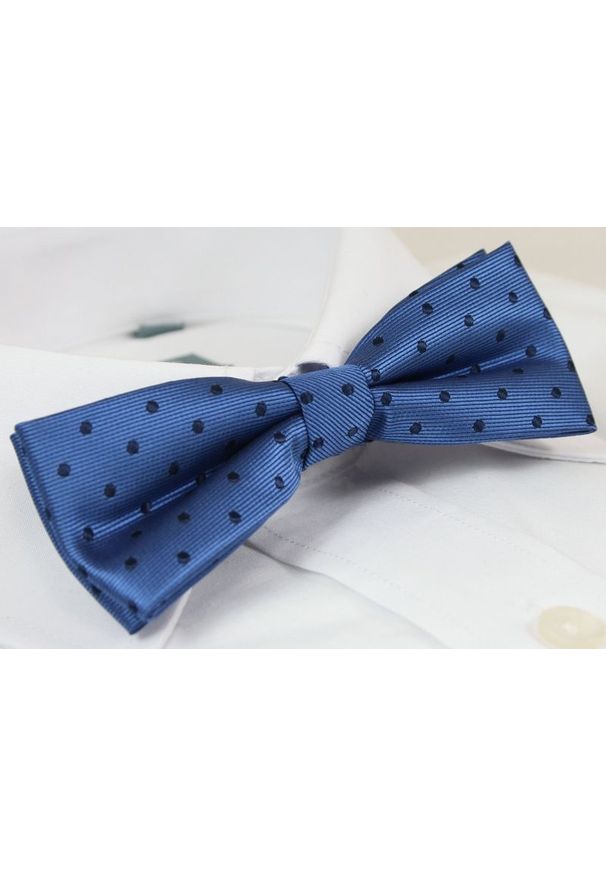 Elegancka Mucha Męska - Alties - Niebieska w Granatowe Grochy. Kolor: niebieski. Wzór: grochy. Styl: elegancki