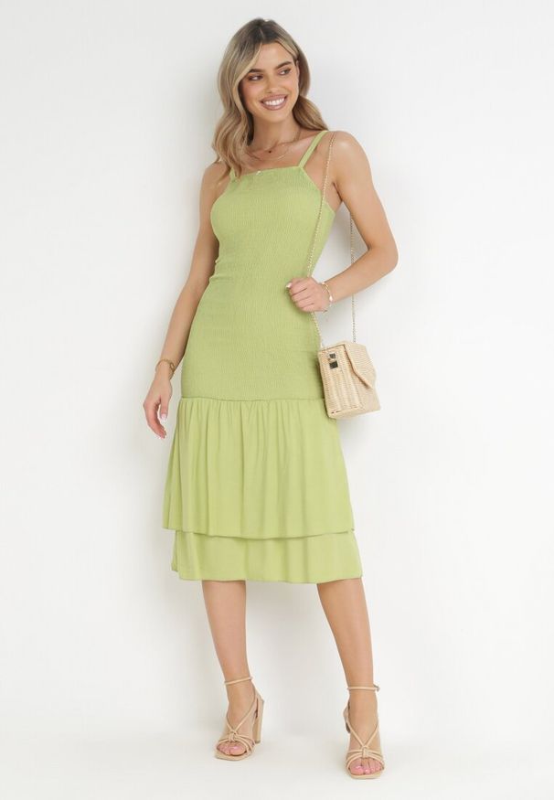 Born2be - Zielona Wiskozowa Sukienka Midi o Dopasowanym Fasonie Ilynn. Typ kołnierza: dekolt kwadratowy. Kolor: zielony. Materiał: wiskoza. Długość rękawa: na ramiączkach. Długość: midi